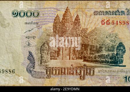 Teil einer Tausend Riels Banknote aus Kambodscha, die das Victory Gate in Angkor Thom zeigt, Teil des UNESCO-Weltkulturerbes Angkor. Gebrauchte BA Stockfoto