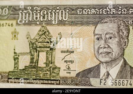 Kambodschanische Banknote für 50,000 Riels mit König Norodom Sihanouk. Gebrauchte Banknote, schräg fotografiert. Stockfoto