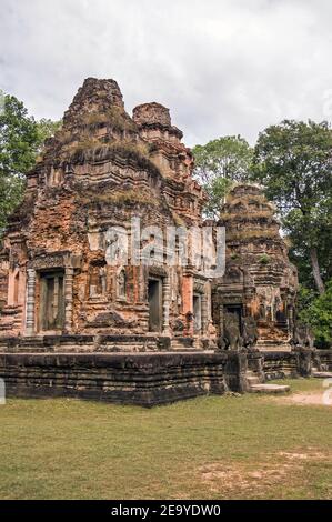 Der alte Khmer Tempel von Preah Ko, Teil des Roluos Komplexes in Angkor, Siem Reap, Kambodscha. Dieser Tempel der Heiligen Bulle wurde Shiva gewidmet Stockfoto