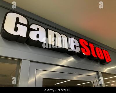 Zug, Schweiz - 6th. Februar 2021 : GameStop-Logo über einem Ladeneingang in Zug, Schweiz. GameStop ist ein amerikanisches Unternehmen, das vid verkauft Stockfoto