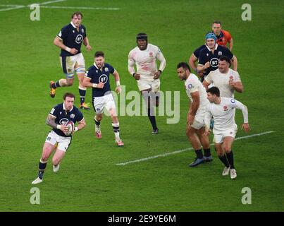 Twickenham, Großbritannien. Februar 2021, 06th. Twickenham Stadium, London 6th Feb 2021 Finn Russell rennt durch die Verteidigung Englands Bildquelle: Kredit: Mark Pain/Alamy Live Nachrichten Stockfoto