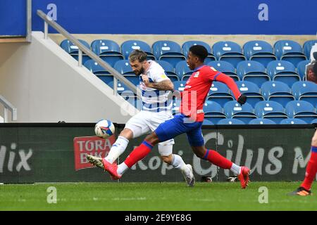 LONDON, ENGLAND. FEB 6th: Charlie Austin von QPR kämpft um den Besitz mit Amari'i Bell of Blackburn während des Sky Bet Championship Matches zwischen Queens Park Rangers und Blackburn Rovers im Loftus Road Stadium, London am Samstag, 6th. Februar 2021. (Kredit: Ivan Yordanov, MI Nachrichten) Kredit: MI Nachrichten & Sport /Alamy Live Nachrichten Stockfoto