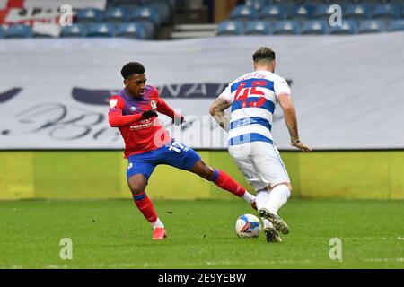 LONDON, ENGLAND. FEB 6th: Amari'i Bell of Blackburn kämpft während des Sky Bet Championship-Spiels zwischen Queens Park Rangers und Blackburn Rovers im Loftus Road Stadium, London am Samstag, 6th. Februar 2021 um den Besitz mit Charlie Austin von QPR. (Kredit: Ivan Yordanov, MI Nachrichten) Kredit: MI Nachrichten & Sport /Alamy Live Nachrichten Stockfoto