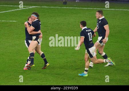 Twickenham, Großbritannien. Februar 2021, 06th. Twickenham Stadium, London 6th Feb 2021 Schottland feiert Sieg über England bei der letzten Pfeife Bildquelle: Kredit: Mark Pain/Alamy Live Nachrichten Stockfoto