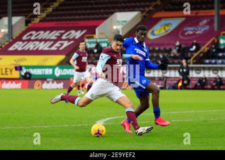 Burnley, Großbritannien. Februar 2021, 06th. Matthew Lowton #2 von Burnley schießt am 2/6/2021 in Burnley, Großbritannien, auf das Tor. (Foto von Conor Molloy/News Images/Sipa USA) Quelle: SIPA USA/Alamy Live News Stockfoto