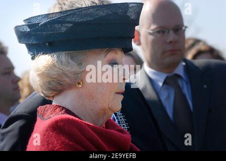ENSCHEDE, NIEDERLANDE - APR 22, 2008: Königliche Hoheit Königin Beatrix der Niederlande zu Besuch an dem Ort, wo im Jahr 2001 das Feuer funktioniert Katastrophe Hap Stockfoto