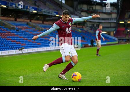 Burnley, Großbritannien. Februar 2021, 06th. Matthew Lowton #2 von Burnley kreuzt den Ball in Burnley, Großbritannien am 2/6/2021. (Foto von Conor Molloy/News Images/Sipa USA) Quelle: SIPA USA/Alamy Live News Stockfoto