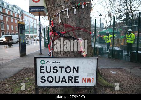 Euston, Central London, Großbritannien, 6th. Februar 2021: Bis zu sechzig Menschen trotzten dem kalten Wetter, um eine Kerzenlichtmahnwache abzuhalten. Am 10. Tag liefen Menschen in Kerzenlicht durch die Euston Square Gardens, um die verbleibenden acht Klimaaktivisten im Tunnel unter dem Platz zu unterstützen. Credit Natasha Quarmby/ ALAMY LIVE NACHRICHTEN Stockfoto