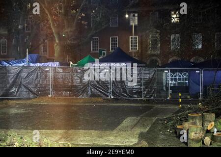 Euston, Central London, Großbritannien, 6th. Februar 2021: Bis zu sechzig Menschen trotzten dem kalten Wetter, um eine Kerzenlichtmahnwache abzuhalten. Am 10. Tag liefen Menschen in Kerzenlicht durch die Euston Square Gardens, um die verbleibenden acht Klimaaktivisten im Tunnel unter dem Platz zu unterstützen. Credit Natasha Quarmby/ ALAMY LIVE NACHRICHTEN Stockfoto