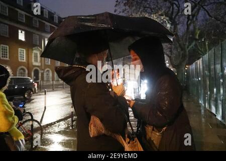 Euston, Central London, Großbritannien, 6th. Februar 2021: Bis zu sechzig Menschen trotzten dem kalten Wetter, um eine Kerzenlichtmahnwache abzuhalten. Am 10. Tag liefen Menschen in Kerzenlicht durch die Euston Square Gardens, um die verbleibenden acht Klimaaktivisten im Tunnel unter dem Platz zu unterstützen. Credit Natasha Quarmby/ ALAMY LIVE NACHRICHTEN Stockfoto