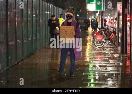 Euston, Central London, Großbritannien, 6th. Februar 2021: Bis zu sechzig Menschen trotzten dem kalten Wetter, um eine Kerzenlichtmahnwache abzuhalten. Am 10. Tag liefen Menschen in Kerzenlicht durch die Euston Square Gardens, um die verbleibenden acht Klimaaktivisten im Tunnel unter dem Platz zu unterstützen. Credit Natasha Quarmby/ ALAMY LIVE NACHRICHTEN Stockfoto