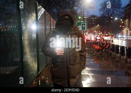 Euston, Central London, Großbritannien, 6th. Februar 2021: Bis zu sechzig Menschen trotzten dem kalten Wetter, um eine Kerzenlichtmahnwache abzuhalten. Am 10. Tag liefen Menschen in Kerzenlicht durch die Euston Square Gardens, um die verbleibenden acht Klimaaktivisten im Tunnel unter dem Platz zu unterstützen. Credit Natasha Quarmby/ ALAMY LIVE NACHRICHTEN Stockfoto