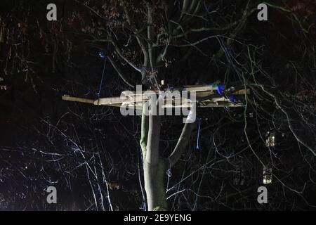 Euston, Central London, Großbritannien, 6th. Februar 2021: Bis zu sechzig Menschen trotzten dem kalten Wetter, um eine Kerzenlichtmahnwache abzuhalten. Am 10. Tag liefen Menschen in Kerzenlicht durch die Euston Square Gardens, um die verbleibenden acht Klimaaktivisten im Tunnel unter dem Platz zu unterstützen. Credit Natasha Quarmby/ ALAMY LIVE NACHRICHTEN Stockfoto