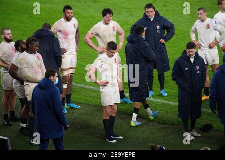 Twickenham, Großbritannien. Februar 2021, 06th. Twickenham Stadium, London 6th Feb 2021 England Spieler stehen um lookig dejected bei der letzten Pfeife Bildquelle : Kredit: Mark Pain/Alamy Live News Stockfoto