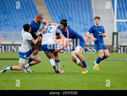 Rom, Italien. Februar 2021, 06th. Gael Fickou von Frankreich wird von Carlo Canna und Juan Ignacio Brex von Italien, Gregory Alldritt von Frankreich während der sechs Nationen Meisterschaft Rugby Union Spiel 6 zwischen Italien und Frankreich am 2021. Januar 2021 im Stadio Olimpico in Rom, Italien - Foto Nderim Kaceli / DPPI / LM Credit: Gruppo Editoriale LiveMedia/Alamy Live News Stockfoto