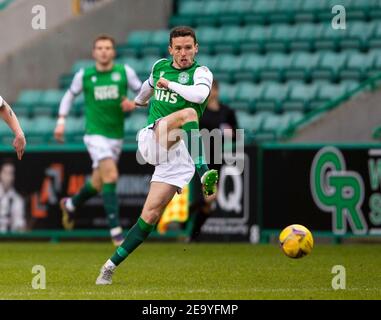 Scottish Premiership - Hibernian / Aberdeen. Easter Road Stadium, Edinburgh, Midlothian, Großbritannien. Februar 2021, 06th. Hibs sind Gastgeber von Aberdeen in der Scottish Premier League an der Easter Road in Edinburgh. Bild zeigt: HibsÕ Mittelfeldspieler, Paul McGinn, schießt auf das Tor. Kredit: Ian Jacobs/Alamy Live Nachrichten Stockfoto