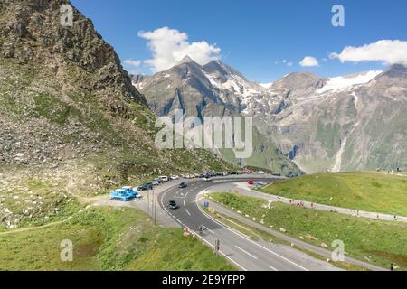 Luftdrohne Aufnahme von Restaurant auf Hochalpenstraße auf Großglockner Berg in Österreich Stockfoto