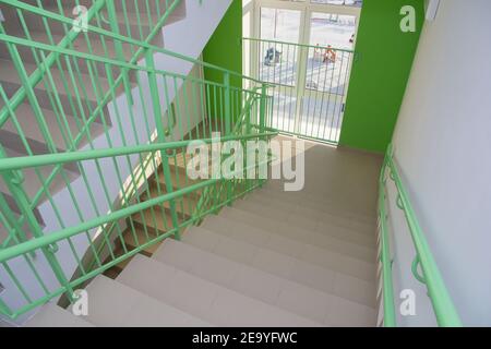 Die Treppe im Eingang nach unten. leitermarsch im neuen Haus. Leiter für den zweiten Stock März. Stockfoto