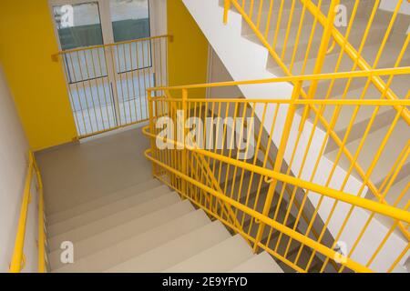 Die Treppe im Eingang nach unten. leitermarsch im neuen Haus. Leiter für den zweiten Stock März. Stockfoto