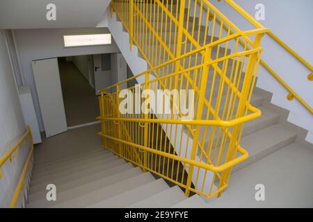 Die Treppe im Eingang nach unten. leitermarsch im neuen Haus. Leiter für den zweiten Stock März. Stockfoto