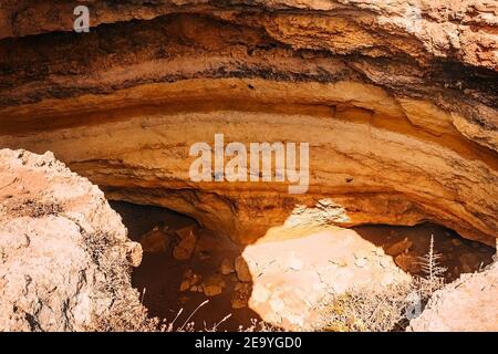 Felsen am berühmten Benagil Strand in Portugal, Wellen am Strand, Blick auf die Schlucht, tosenden Ozean Stockfoto