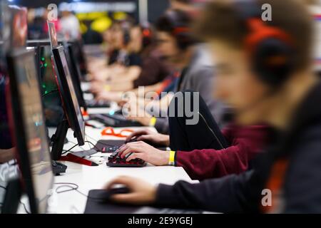 Menschen spielen Videospiele auf dem PC. Professionelle Gamer Stockfoto