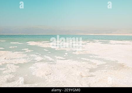 Textur von Salzlagerstätten Bank am Toten Meer, Israel, schöne Landschaft an einem klaren Tag mit klarem blauen Himmel, jordan Berge Blick. Salzflocken Stockfoto