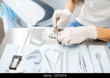 Kieferorthopäde arbeitet mit Kiefer Modell Anwendung Korsett-System Stockfoto