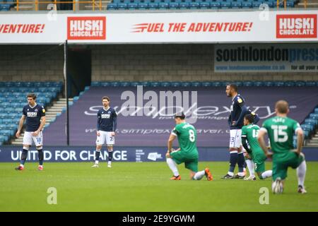 LONDON, ENGLAND. FEB 6th: Ryan Leonard von Millwall und George Evans von Millwall schauen während des Sky Bet Championship Matches zwischen Millwall und Sheffield Mittwoch in Den, London am Samstag, 6th. Februar 2021. (Quelle: Federico Maranesi) Quelle: MI News & Sport /Alamy Live News Stockfoto