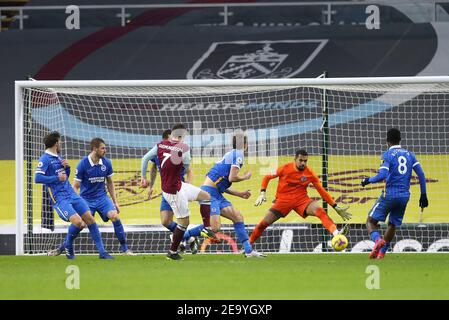 Burnley, Großbritannien. Februar 2021, 06th. Johann Gudmundsson von Burnley (7) schießt und erzielt seine Teams 1st Tor. Premier League Spiel, Burnley gegen Brighton & Hove Albion im Turf Moor in Burnley, Lancs am Samstag, 6th. Februar 2021. Dieses Bild darf nur für redaktionelle Zwecke verwendet werden. Nur redaktionelle Verwendung, Lizenz für kommerzielle Nutzung erforderlich. Keine Verwendung in Wetten, Spiele oder ein einzelner Club / Liga / Spieler Publikationen. PIC von Chris Stading / Andrew Orchard Sport Fotografie / Alamy Live News Kredit: Andrew Orchard Sport Fotografie / Alamy Live News Stockfoto