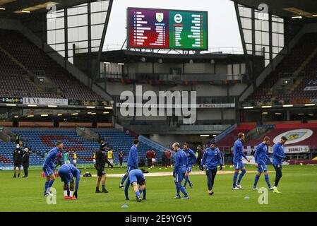 Burnley, Großbritannien. Februar 2021, 06th. Die Spieler von Brighton & Hove Albion wärmen sich auf. Premier League Spiel, Burnley gegen Brighton & Hove Albion im Turf Moor in Burnley, Lancs am Samstag, 6th. Februar 2021. Dieses Bild darf nur für redaktionelle Zwecke verwendet werden. Nur redaktionelle Verwendung, Lizenz für kommerzielle Nutzung erforderlich. Keine Verwendung in Wetten, Spiele oder ein einzelner Club / Liga / Spieler Publikationen. PIC von Chris Stading / Andrew Orchard Sport Fotografie / Alamy Live News Kredit: Andrew Orchard Sport Fotografie / Alamy Live News Stockfoto