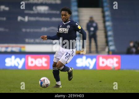 LONDON, ENGLAND. FEB 6th: Mahlon Romeo von Millwall kontrolliert den Ball während des Sky Bet Championship Spiels zwischen Millwall und Sheffield Mittwoch in Den, London am Samstag, 6th. Februar 2021. (Quelle: Federico Maranesi) Quelle: MI News & Sport /Alamy Live News Stockfoto