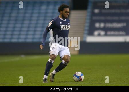 LONDON, ENGLAND. FEB 6th: Mahlon Romeo von Millwall kontrolliert den Ball während des Sky Bet Championship Spiels zwischen Millwall und Sheffield Mittwoch in Den, London am Samstag, 6th. Februar 2021. (Quelle: Federico Maranesi) Quelle: MI News & Sport /Alamy Live News Stockfoto