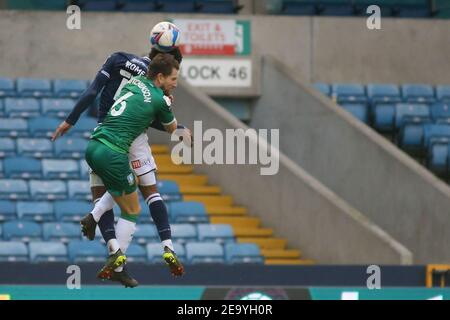 LONDON, ENGLAND. FEB 6th: Mahlon Romeo von Millwall und Sam Hutchinson von Sheffield am Mittwoch kämpfen um den Ball während des Sky Bet Championship-Spiels zwischen Millwall und Sheffield am Mittwoch in Den, London am Samstag, 6th. Februar 2021. (Quelle: Federico Maranesi) Quelle: MI News & Sport /Alamy Live News Stockfoto