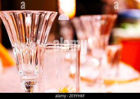 Kristallgläser für Stative auf dem Festtisch Stockfoto