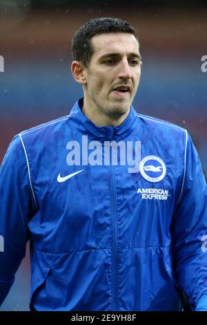 Burnley, Großbritannien. Februar 2021, 06th. Lewis Dunk von Brighton & Hove Albion wärmt sich auf. Premier League Spiel, Burnley gegen Brighton & Hove Albion im Turf Moor in Burnley, Lancs am Samstag, 6th. Februar 2021. Dieses Bild darf nur für redaktionelle Zwecke verwendet werden. Nur redaktionelle Verwendung, Lizenz für kommerzielle Nutzung erforderlich. Keine Verwendung in Wetten, Spiele oder ein einzelner Club / Liga / Spieler Publikationen. PIC von Chris Stading / Andrew Orchard Sport Fotografie / Alamy Live News Kredit: Andrew Orchard Sport Fotografie / Alamy Live News Stockfoto