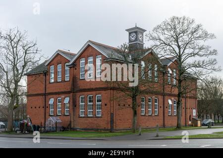 Clockhouse Gebäude in Aldershot, Hampshire, Großbritannien, früher eine Armeeschule, jetzt eine Kinderschule Stockfoto