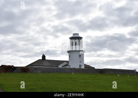 Schöner Blick auf St Bees Lighthouse an einem bewölkten Tag. Stockfoto