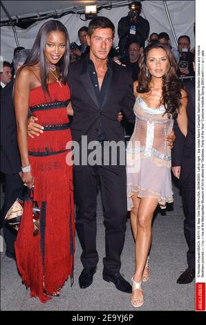 Datei Foto - © Nicolas Khayat/ABACA. 45111-16. New York City-NY-USA, 28/04/2003. Von links nach rechts: Topmodel Naomi Campbell, Modedesigner Stefano Gabbana und Victoria Beckham im Bild, als sie im Metropolitan Museum of Art ankommen, um die Göttin, Party of the Year Kostüm-Institut Frühjahr 2003 Ausstellung und Gala zu besuchen. Naomi Campbell wird am 22. Mai 2020 50 Jahre alt. Stockfoto