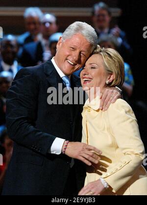 Der ehemalige Präsident Bill Clinton umarmt seine Frau Sen. Hillary Rodham Clinton (D-NY), bevor er am 26. Juli 2004 in Boston-MA mit den Delegierten der Demokratischen Versammlung spricht. Foto von Olivier Douliery/ABACA Stockfoto