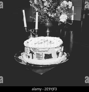 EXKLUSIV. Die Torte für die Verlobungsfeier von HSH Prinz Rainier III von Monaco und Grace Kelly fand am 6. Januar 1956 im Kelly-Haus in Philadelphia, Pennsylvania, USA, statt. Foto von ABACA. Stockfoto