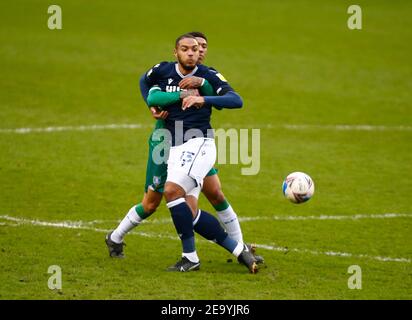 LONDON, Vereinigtes Königreich, FEBRUAR 06: Kenneth Zohore von Millwall tossle mit Sheffield Mittwoch Liam Palmer während der Sky Bet Championship zwischen Millwall und Sheffield Mittwoch im Den Stadium, London auf 06th Februar, 2021 Credit: Action Foto Sport/Alamy Live News Stockfoto