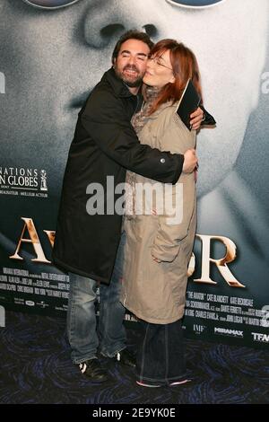 Der französische Schauspieler und Humorist Bruno Solo und seine Frau nehmen am 6. Januar 2005 an der französischen Premiere von Martin Scorseses neuestem Film "The Aviator" mit Leonardo DiCaprio im UGC Normandie auf den Champs-Elysees in Paris Teil. Foto von Klein-Nebinger/ABACA Stockfoto