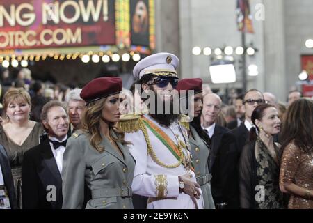 OSCARS - Red Carpet - Sacha Baron Cohen gekleidet als Admiral General Aladeen, der Diktator der fiktiven Republik Wadiya auf dem roten Teppich während der Academy Awards 84th in Los Angeles am 26. Februar 2012. Foto von Francis Specker Stockfoto