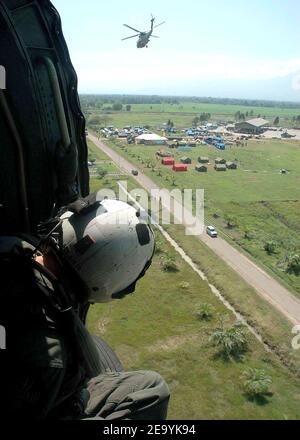 Ein Luftbemann blickt auf den Luftwaffenstützpunkt Sultan Iskandar Muda bei Banda Aceh, Sumatra Indonesien Hubschrauber der US-Marine fliegen humanitäre Missionen. Hubschrauber, die dem Carrier Air Wing Two (CVW-2) und Matrosen der USS Abraham Lincoln (CVN 72) zugewiesen wurden, unterstützen die Operation Unified Assistance, die humanitäre Operation nach dem Tsunami, der Südostasien heimsuchte. Foto von Jacob J. Kirk/USN via ABACA. Stockfoto