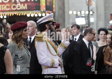 OSCARS - Red Carpet - Sacha Baron Cohen gekleidet als Admiral General Aladeen, der Diktator der fiktiven Republik Wadiya auf dem roten Teppich während der Academy Awards 84th in Los Angeles am 26. Februar 2012. Foto von Francis Specker Stockfoto