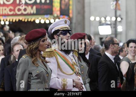 OSCARS - Red Carpet - Sacha Baron Cohen gekleidet als Admiral General Aladeen, der Diktator der fiktiven Republik Wadiya auf dem roten Teppich während der Academy Awards 84th in Los Angeles am 26. Februar 2012. Foto von Francis Specker Stockfoto