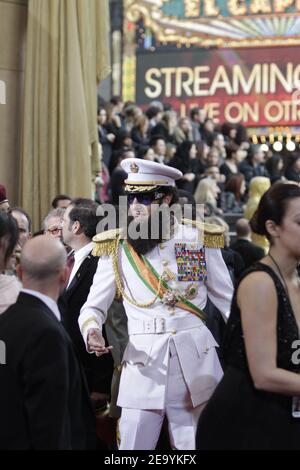 OSCARS - Red Carpet - Sacha Baron Cohen gekleidet als Admiral General Aladeen, der Diktator der fiktiven Republik Wadiya auf dem roten Teppich während der Academy Awards 84th in Los Angeles am 26. Februar 2012. Foto von Francis Specker Stockfoto