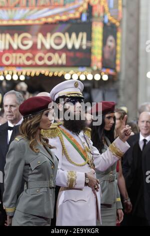 OSCARS - Red Carpet - Sacha Baron Cohen gekleidet als Admiral General Aladeen, der Diktator der fiktiven Republik Wadiya auf dem roten Teppich während der Academy Awards 84th in Los Angeles am 26. Februar 2012. Foto von Francis Specker Stockfoto