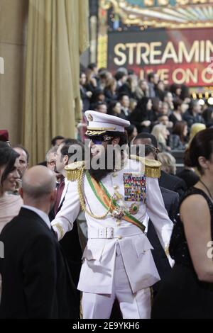 OSCARS - Red Carpet - Sacha Baron Cohen gekleidet als Admiral General Aladeen, der Diktator der fiktiven Republik Wadiya auf dem roten Teppich während der Academy Awards 84th in Los Angeles am 26. Februar 2012. Foto von Francis Specker Stockfoto